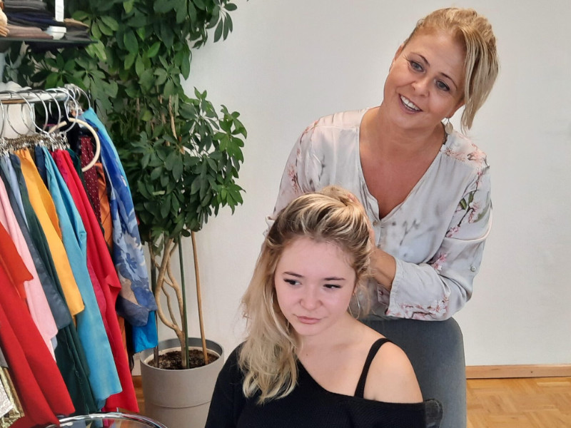 Frau bei einem Hairstyling-Workshop während der Ausbildung