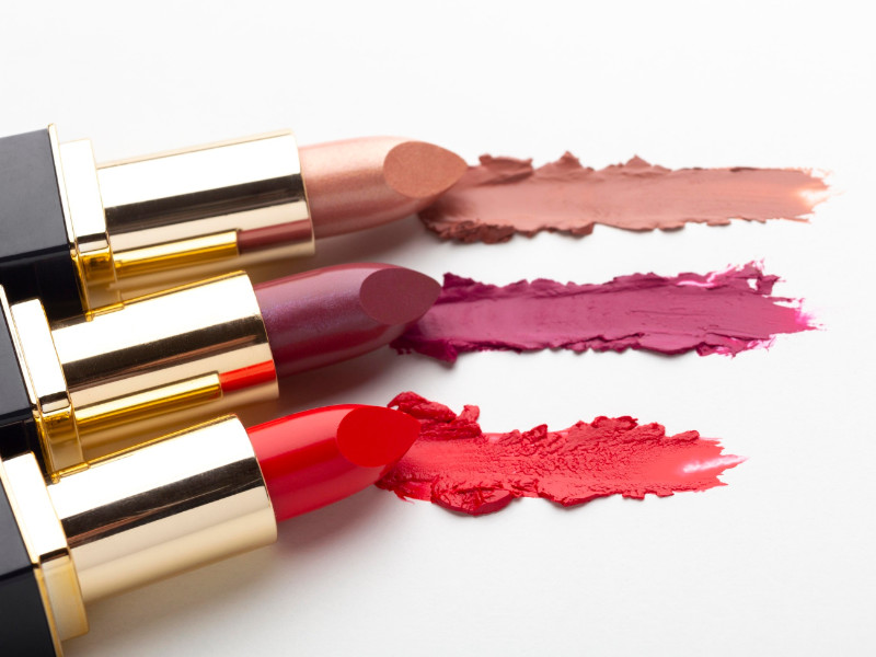 Verschiedene Lippenstiftfarben für die Make-up Beratung