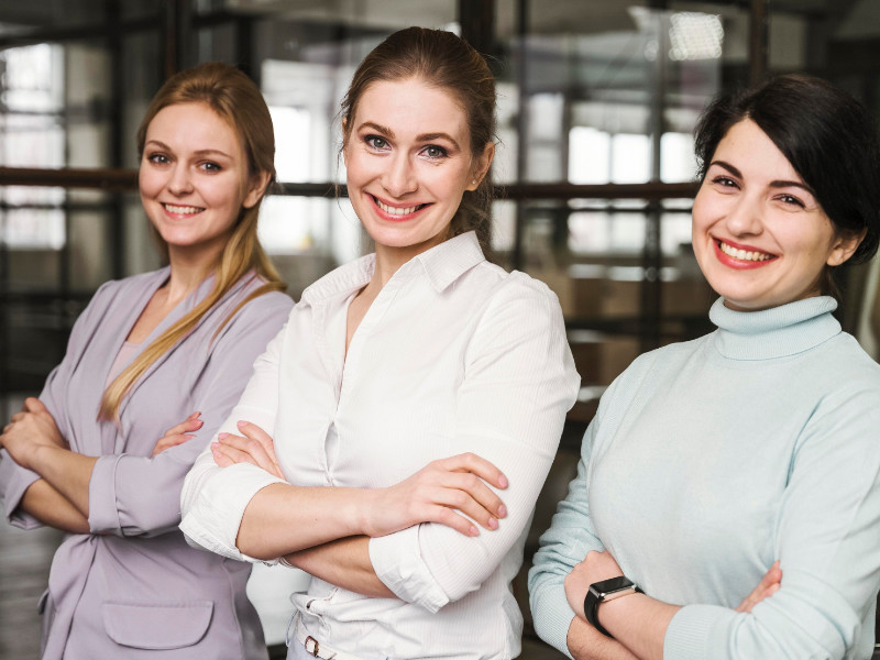 2148824830 Drei junge Frauen mit individuellem Stil beim Workshop Mut zum eigenen Styling