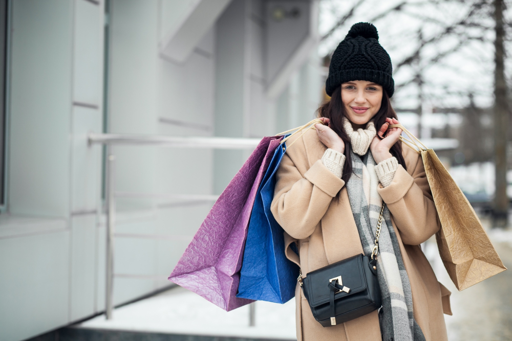Personal Shopper Susanne Voggenberger zeigt ihrer Kundin ein Auswahl von Outfits und gibt Stylingtipps